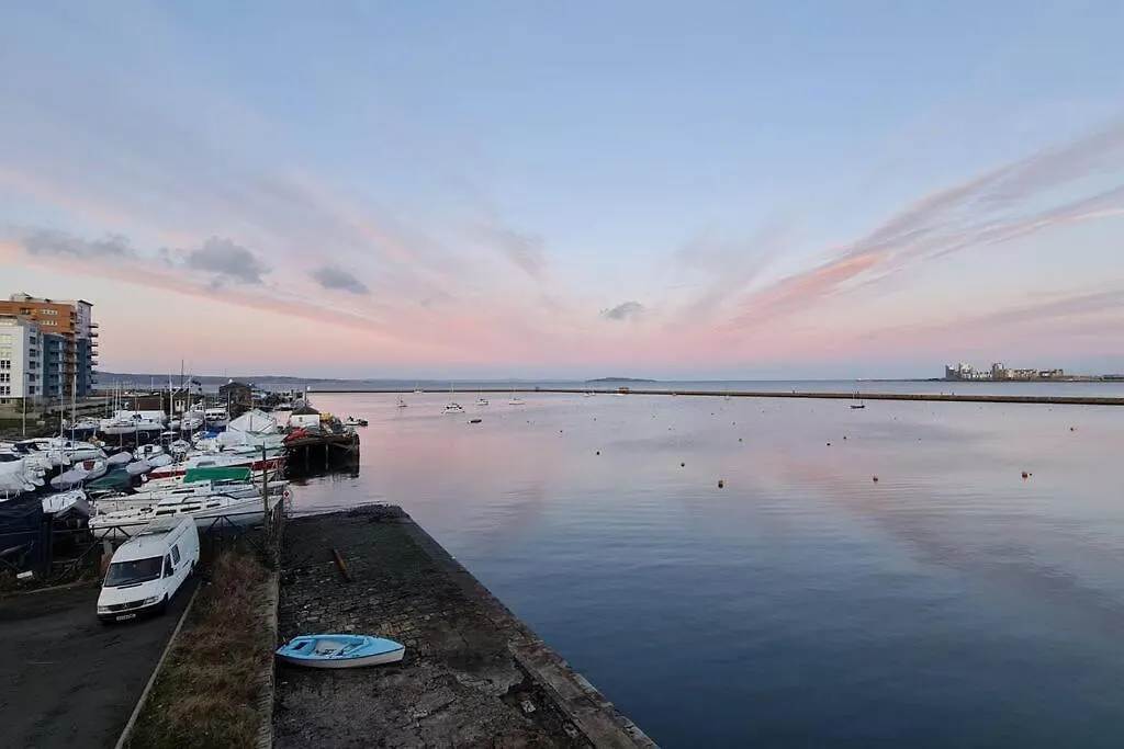 Calming Sea View City Apartment Edinburgh