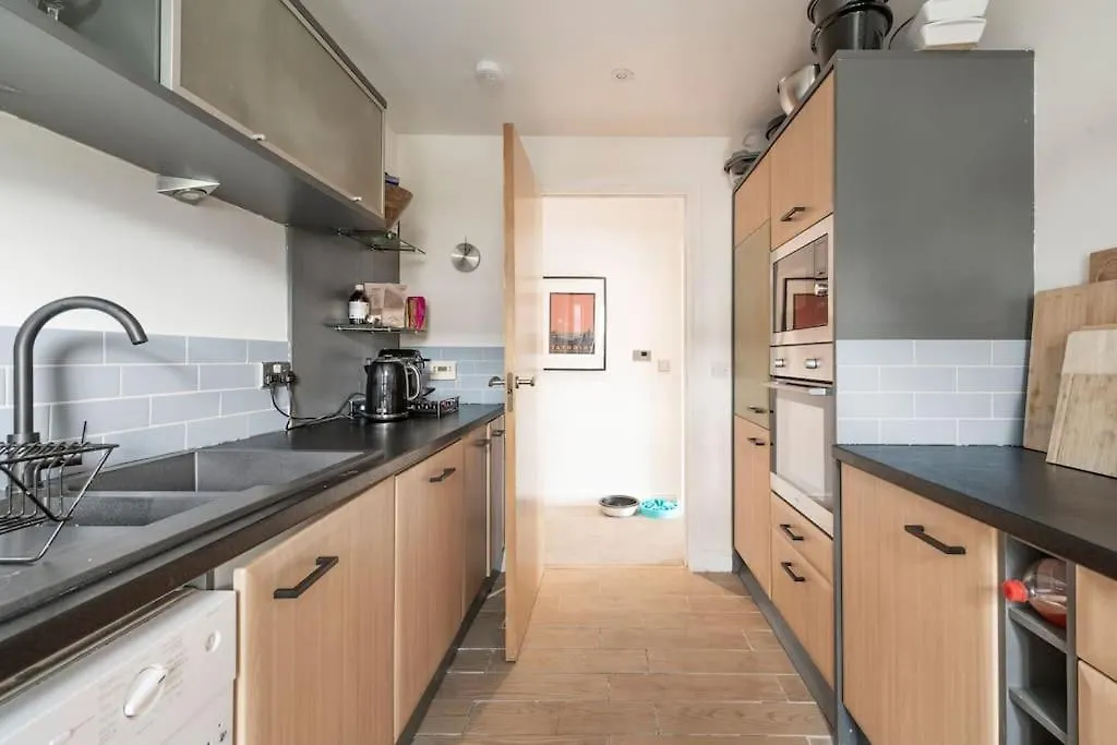 Calming Sea View City Apartment Edinburgh