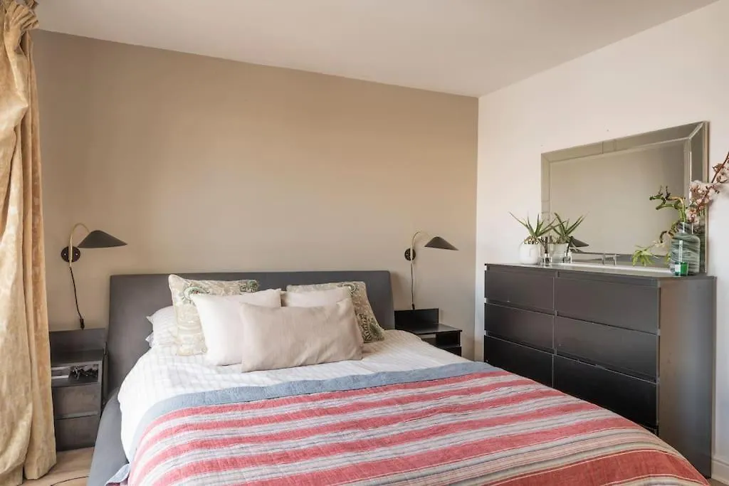 Calming Sea View City Apartment Edinburgh