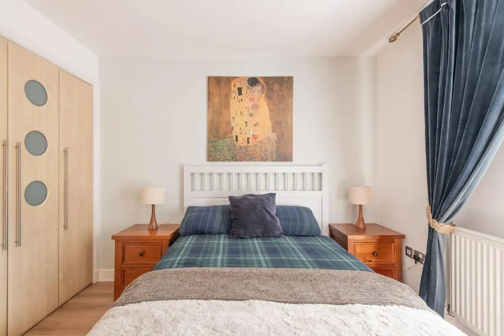 Calming Sea View City Apartment Edinburgh