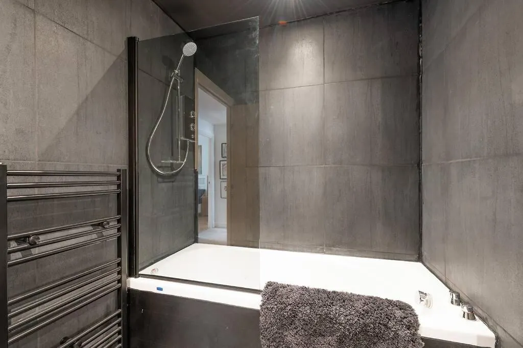 Calming Sea View City Apartment Edinburgh