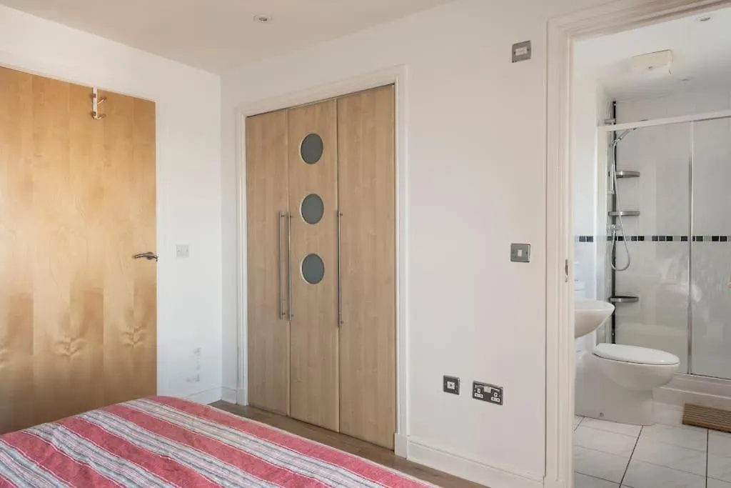 Calming Sea View City Apartment Edinburg