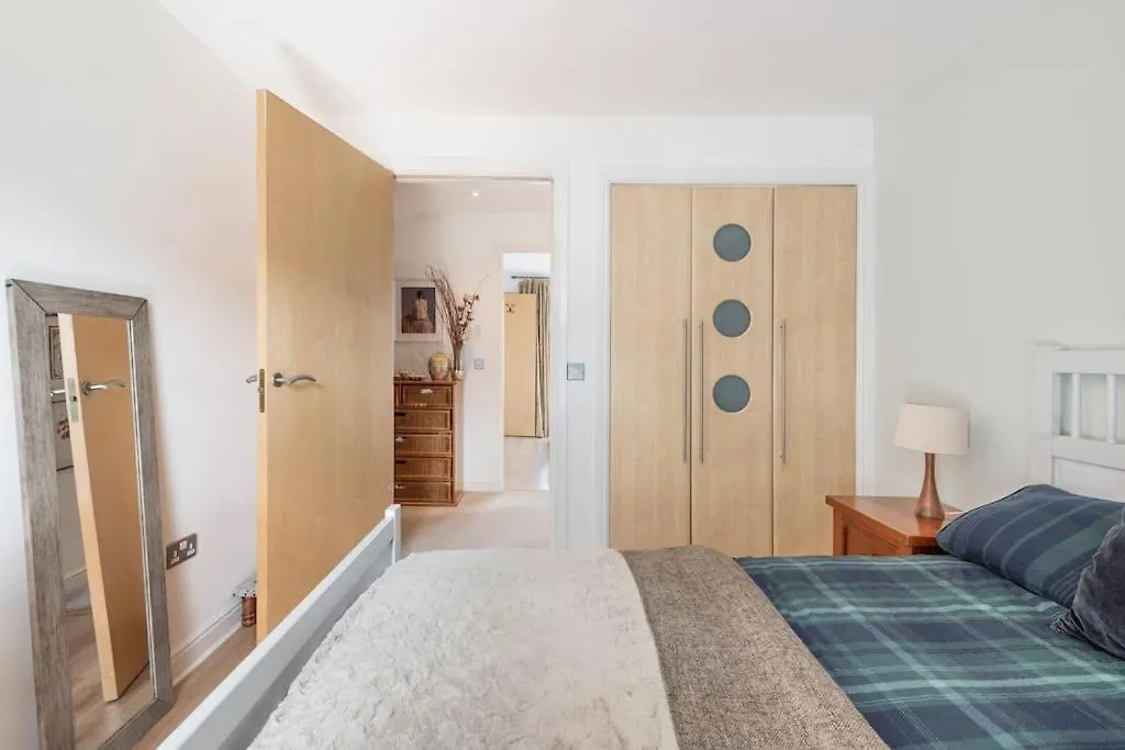 Calming Sea View City Apartment Edinburg