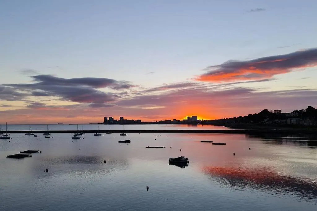 Calming Sea View City Apartment Edinburg