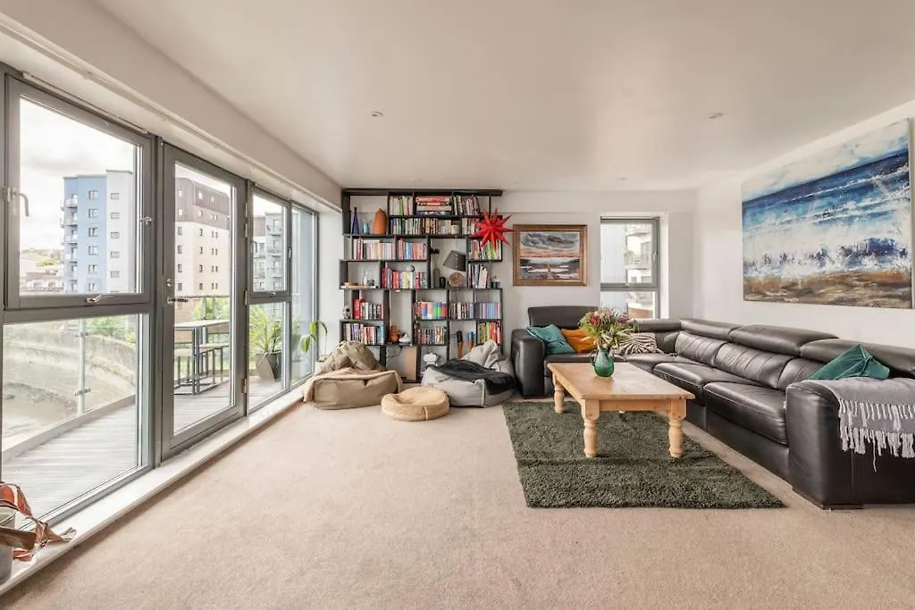 Calming Sea View City Apartment location