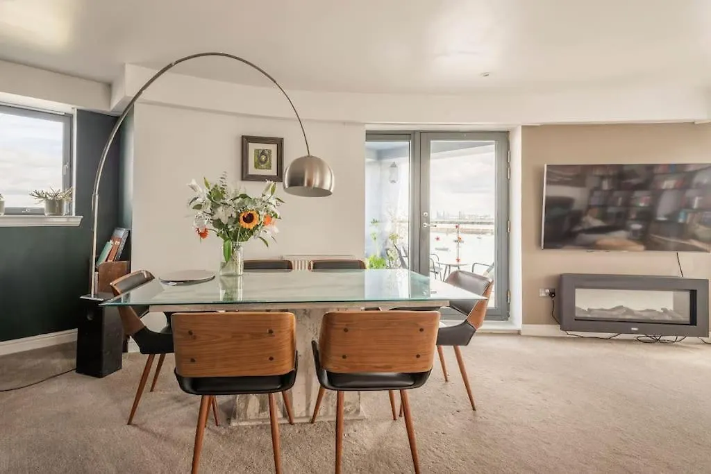 Calming Sea View City Apartment Edinburg Storbritannien